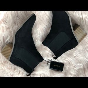 Women’s Size 8 Black Booties